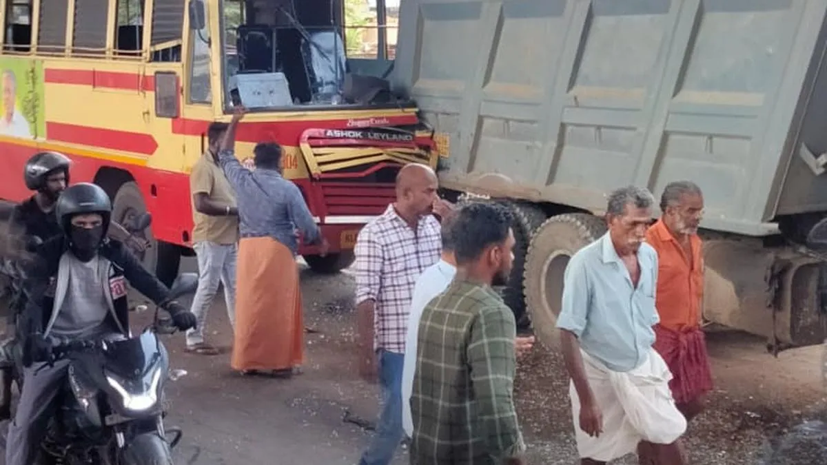 40 feared injured as KSRTC bus crashes into parked lorry at Eramalloor&nbsp;in Kerala